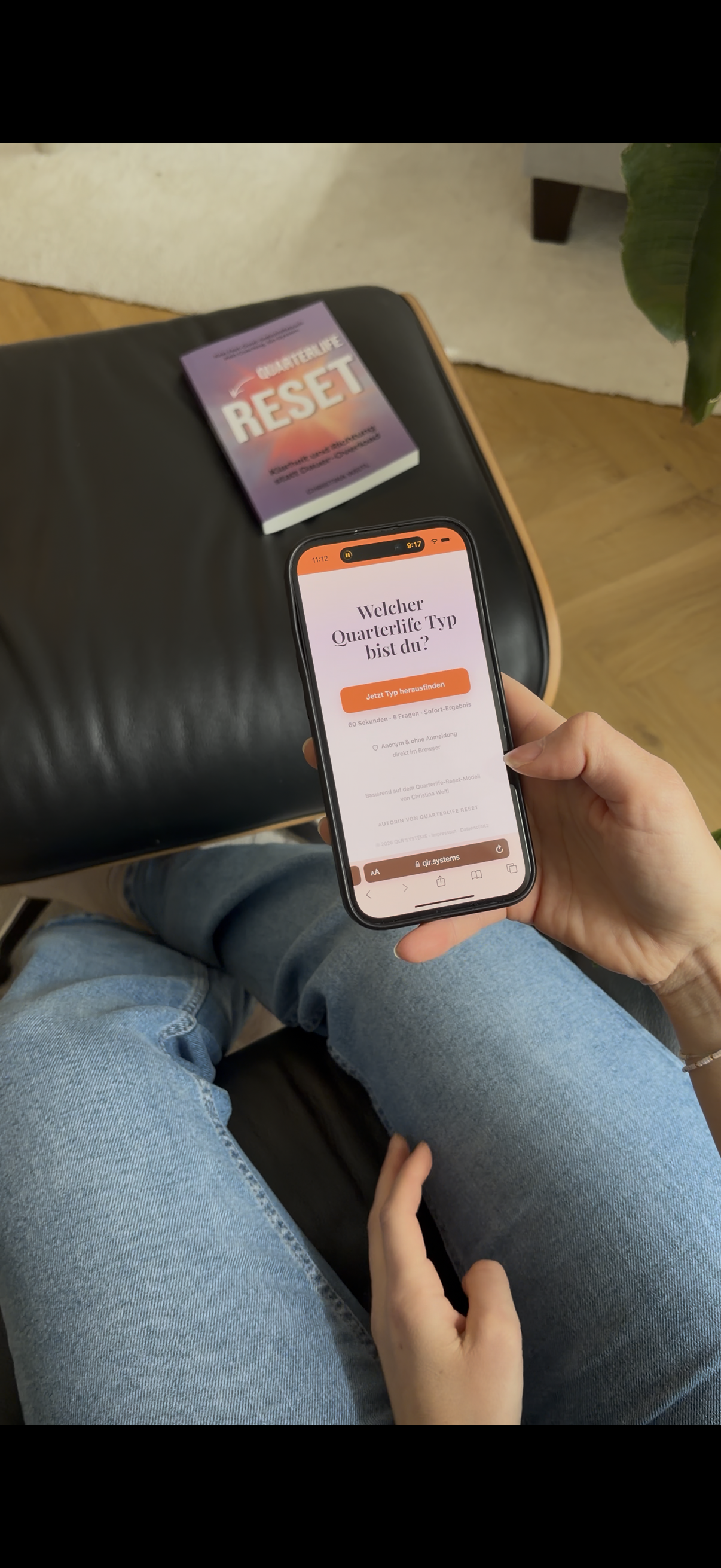 Quarterlife Reset — Buch und App in der Hand
